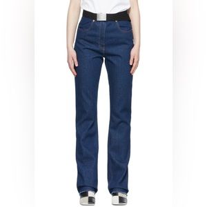 Blue Belt Jeans
· Integrated cinch belt
· Fringed hem
100% cotton.
Made in Italy